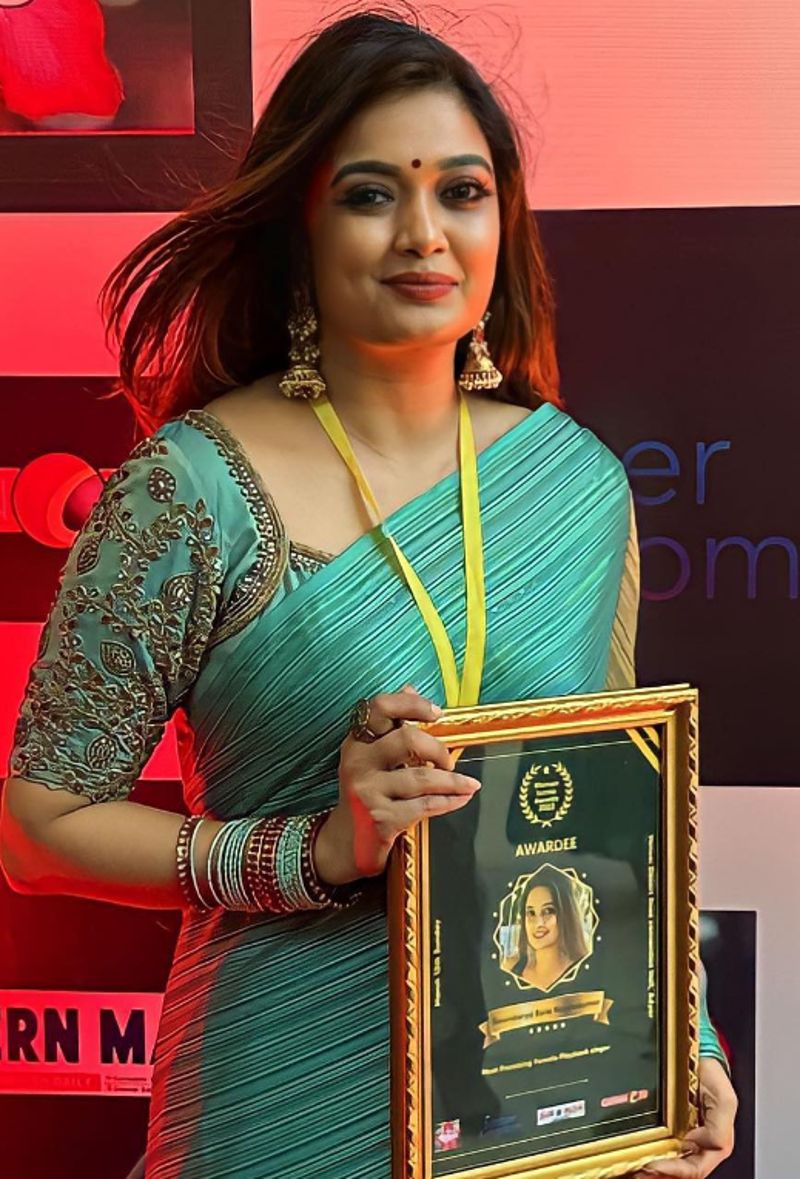 Soundarya Bala holding the Women Achiever Award