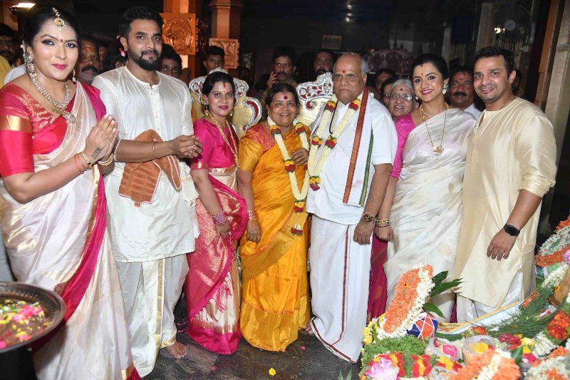 Spandana Vijay Raghavendra with her husband, Vijay Raghavendra, father-in-law, S. A. Chinne Gowda, mother-in-law, Jayamma, brother-in-law, Srimurali, and sister-in-law, Vidya (right to left)