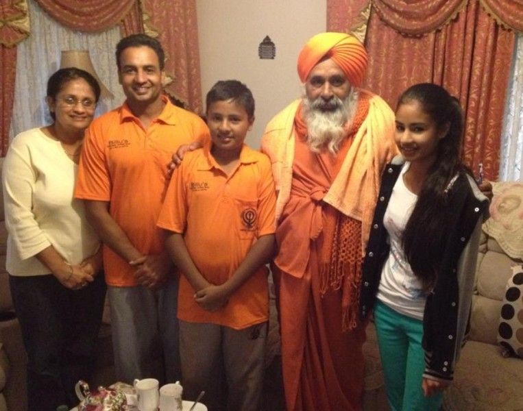 Tanveer Sangha (center) with his sister (extreme right), his mother, Upneet Sangha (extreme left), and father, Joga Sangha (second from left)