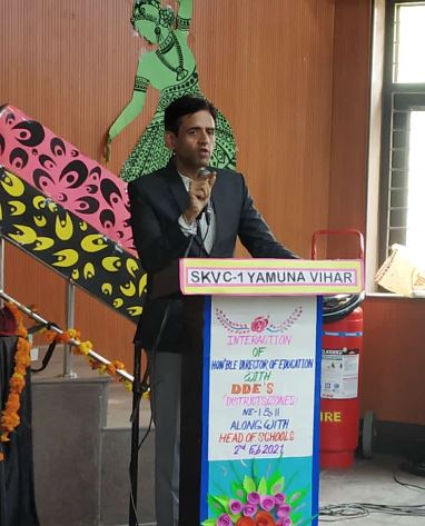 Udit Prakash Rai addressing students of a school