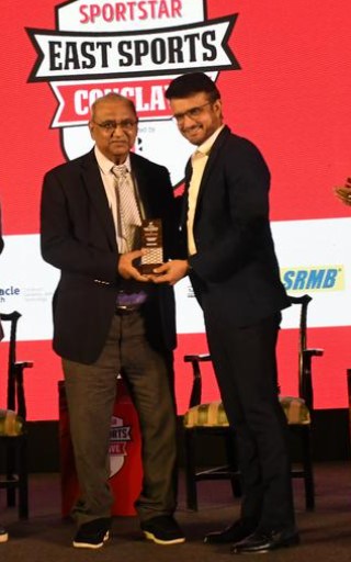 Vece Paes while receiving the 'Unsung Hero' award in 2023