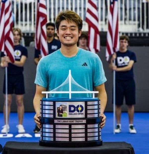 Wu Yibing with his trophy after winning at Dallas Open 2023