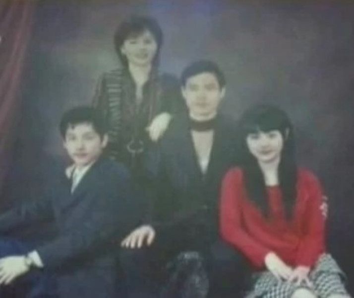 Yim Si-wan with his family
