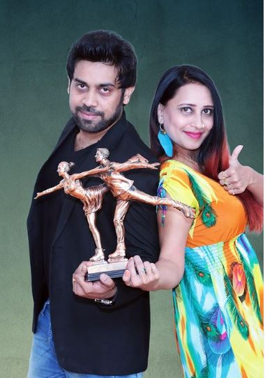 Aata Sandeep and Tina Sadhu with the trophy of Aata Season 1