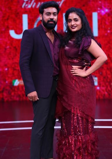 Aata Sandeep with his wife on the sets of Ishmart Jodi