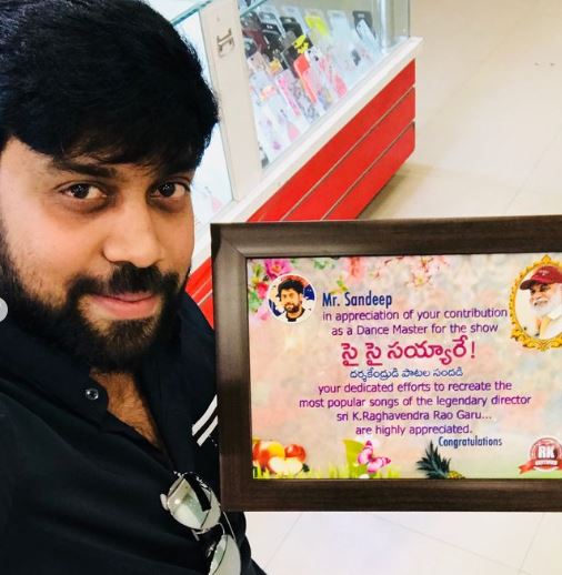 Aata Sandeep with his certificate