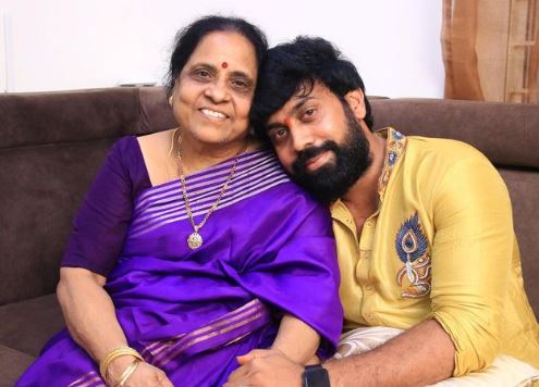 Aata Sandeep with his mother