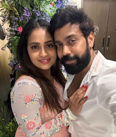Aata Sandeep with his wife