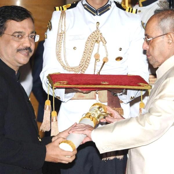 Advocate Ujjwal Nikam receiving the Padma Award from President Pranab Mukherjee