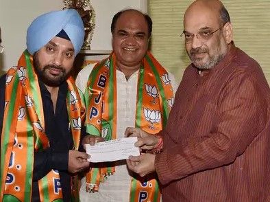 Amit Shah presenting BJP membership slip to Arvinder Singh Lovely