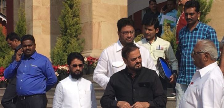Anil Anna Gote (extreme right) during his spat with Abu Azmi