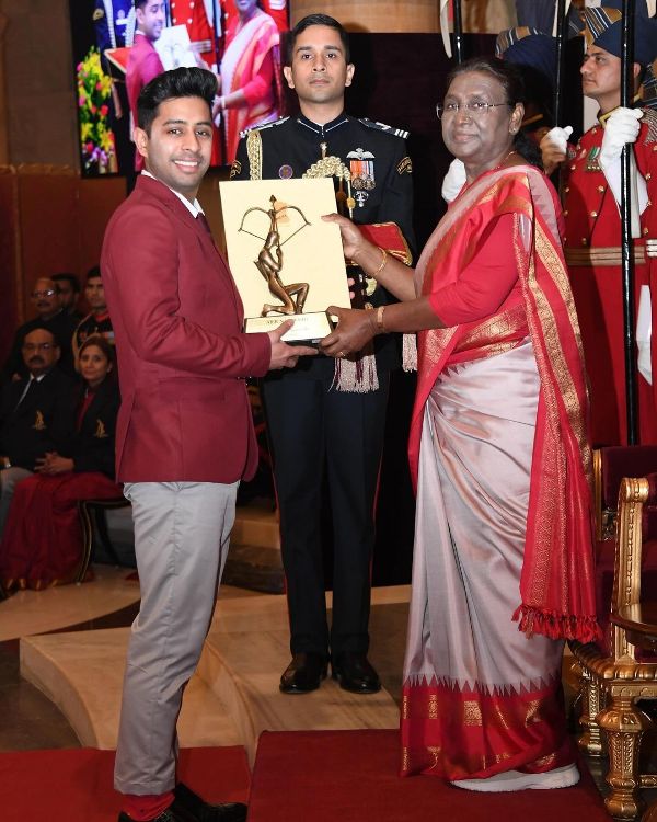 Anush Agarwalla while receiving the Arjuna Award from Droupadi Murmu on 9 January 2024