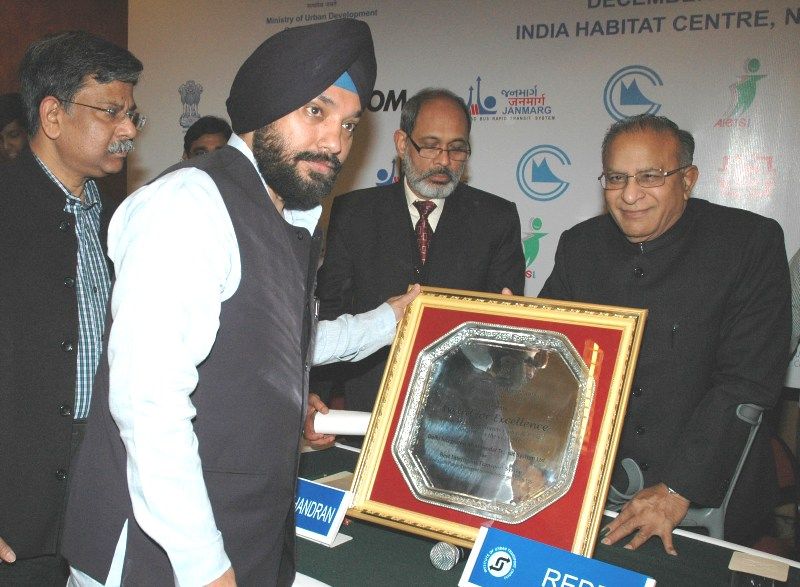 Arvinder Singh Lovely receiving the National Award for Excellence from the Union Minister of Urban Development, Shri S. Reddy
