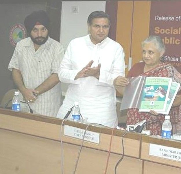 Arvinder Singh (extreme left) with Sheila Dikshit