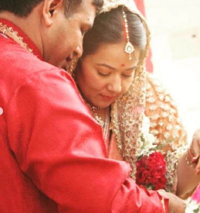 Ayesha Raza Mishra with Kumud Mishra on their wedding day