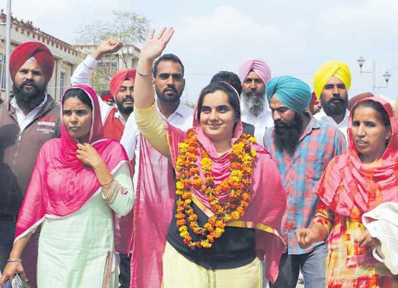 Baljinder Kaur celebrating her success in 2017 Punjab Legislative Assembly elections