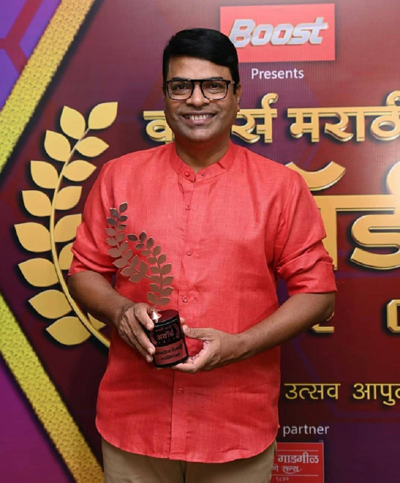 Bharat Jadhav posing with Popular Comedy Personality at Colours Marathi Awards
