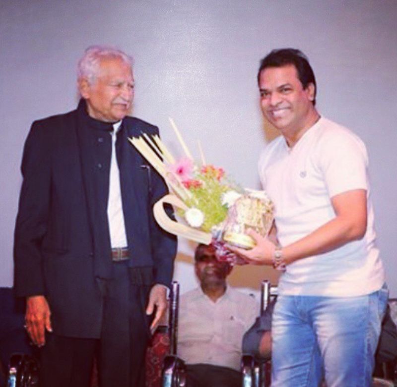 Bharat Jadhav receiving Sarvashreshth Abhineta Award