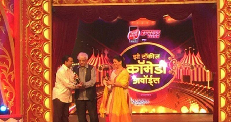 Bharat Jadhav receiving Zee Talkies Comedy Awards