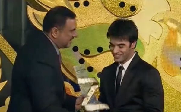 Boman Irani (left) receiving the Zee Cine Award for Best Actor for '3 Idiots'