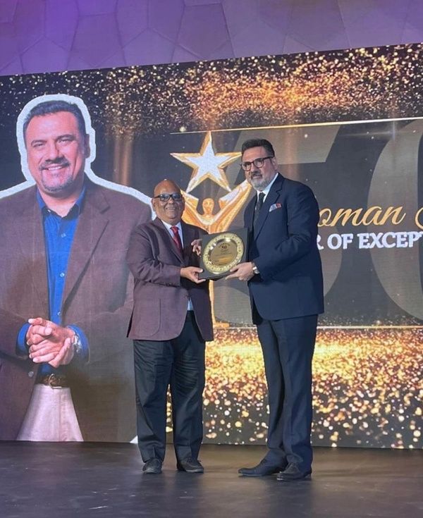 Boman Irani receiving the honour from Satish Kaushik (left) at the Stardust 50 Years Honour Awards