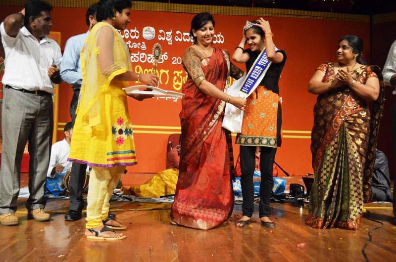 Chaitra Kundapura being crowned as the Traditional Queen (2014-15)
