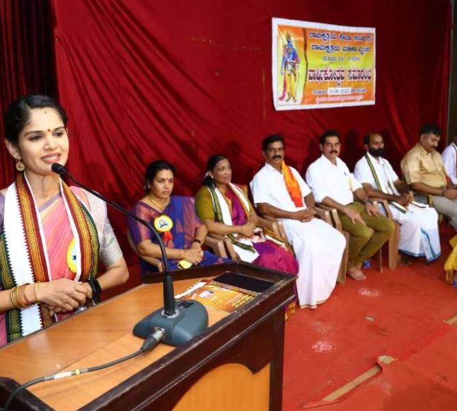 Chaitra Kundapura speaking at a Satyanarayana pooja and religious meeting held Ramakshatriya Seva Sangha (Puttur) in Dakshina Kannada district Puttur in 2023