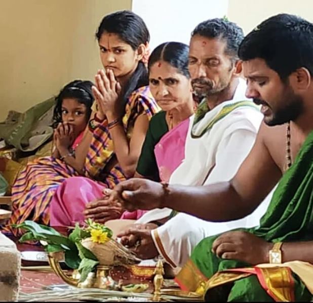 Chaitra Kundapura with her parents performing a religious ritual