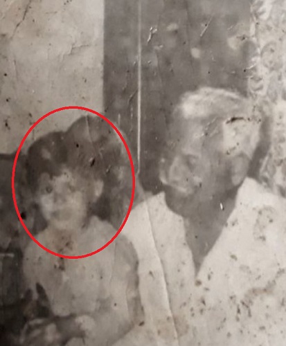Chhavi Rajawat's childhood picture with her grandfather
