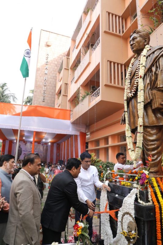 Chief minister, Sarbananda Sonowal unveils the statue of Lakshminath Bezbarua at Assam House Complex, Kolkata.