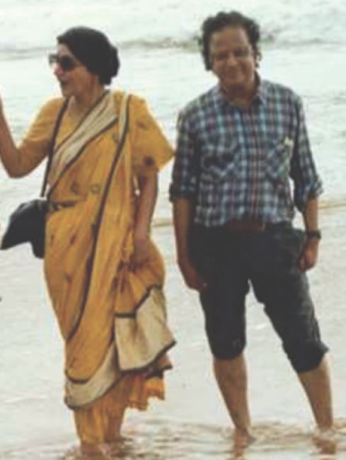 Darshan Ranganathan wearing a saree at the beach with her husband, Subramania Ranganathan