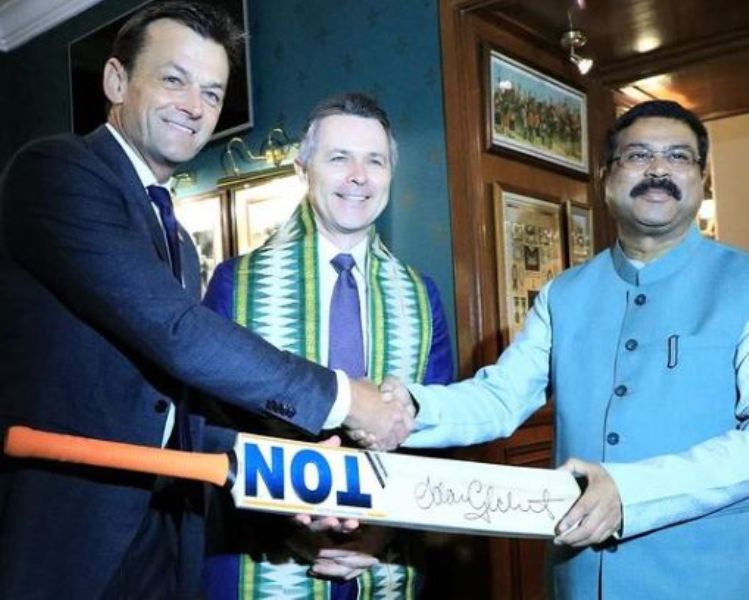 Dharmendra Pradhan (Extreme right) with Adam Gilchrist and Jason Clare