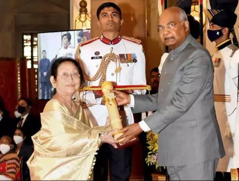 Dolly Gogoi receiving the Padma Bhushan on behalf of her late husband