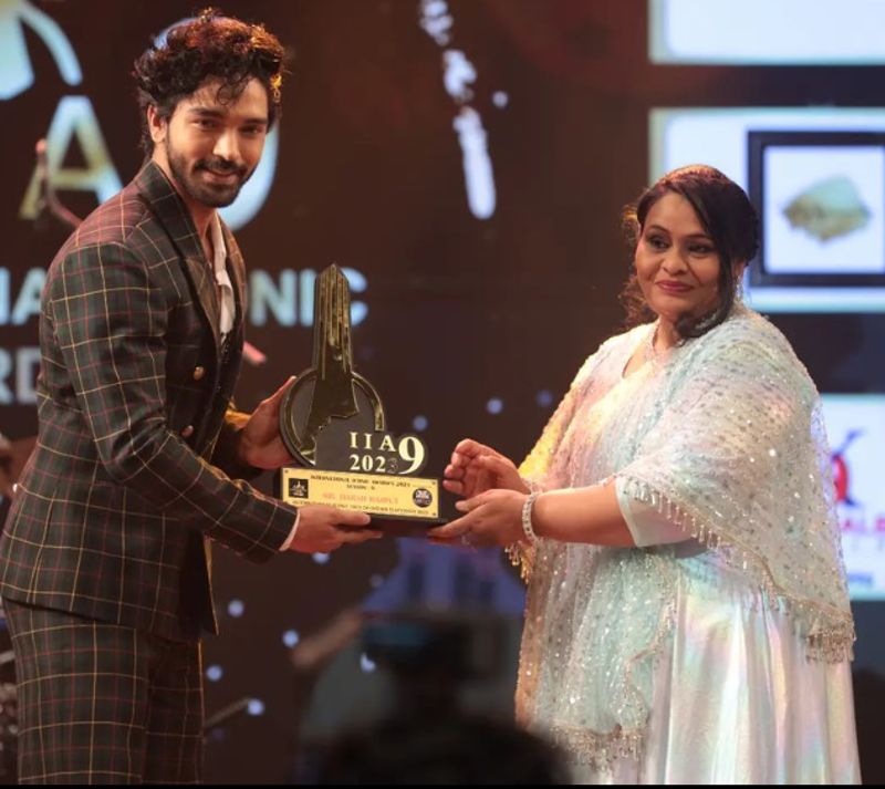 Harsh Rajput recieving the award for International Iconic Face of the IndianTelevision
