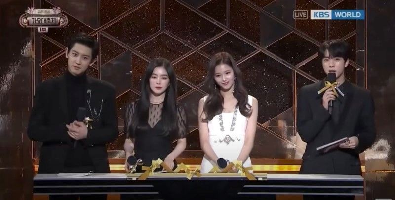 Irene hosting KBS Song Festival 2017 with Chanyeol (extreme left), Sana, and Jin (extreme right)