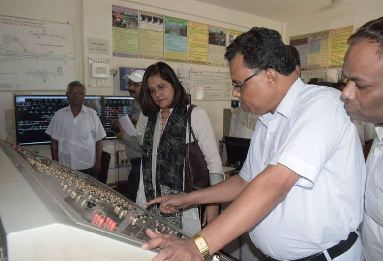 Jaya Verma Sinha inspecting Muri Route Relay Interlocking and Counselling Staff