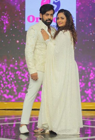 Jyoti Raj and Aata Sandeep on the sets of Mr & Mrs Okari Ki Okaru