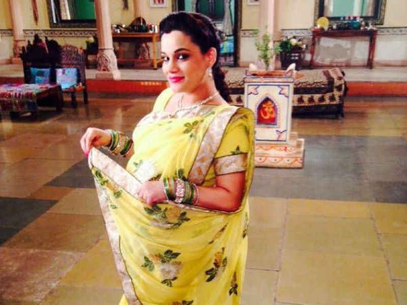 Kanika Maheshwari during her pregnancy on the sets of the serial 'Diya Aur Baathi Hum' (2012)