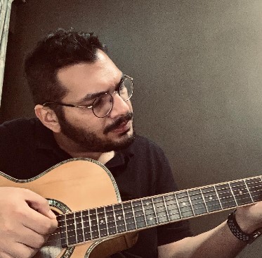 Kayoze Irani while playing guitar