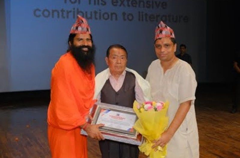Kedar Nath Gurung receiving The Hamro Gaurav Award