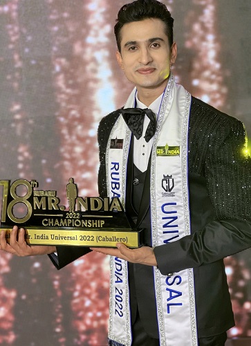 Kramik Yadav holding his award