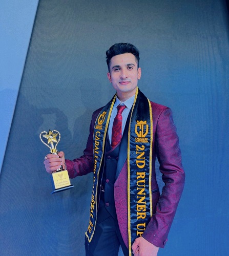 Kramik Yadav holding his runner up award