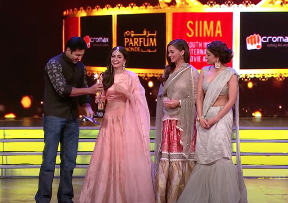 Kriti (second from left) receiving the 'Best Actress – Kannada Award' for the film 'Super Ranga' (2014)