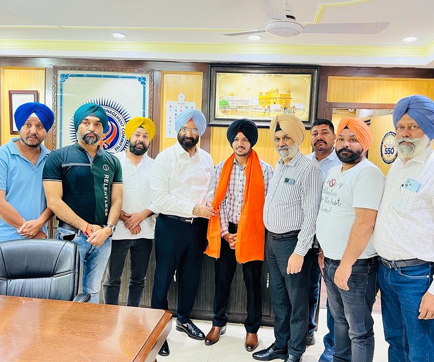 Kuwar Amritbir Singh (in orange scarf) being honoured by the Delhi Sikh Gurdwara Management Committee