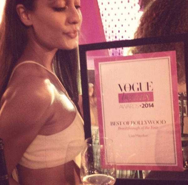 Lisa Haydon with her 'Vogue Beauty Award for Best Breakthrough' (2014)