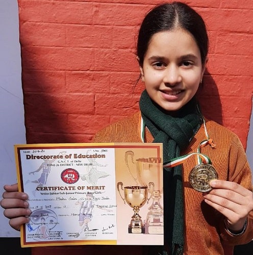 Maahi Jain with her certificate and medal for winning an acting competition