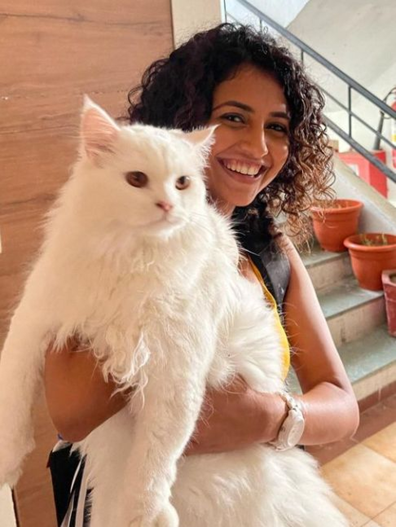 Manasi Rachh posing with her cat