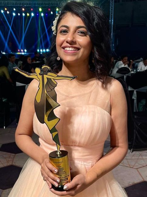 Manasi Rachh with Best Debut (Female) Award