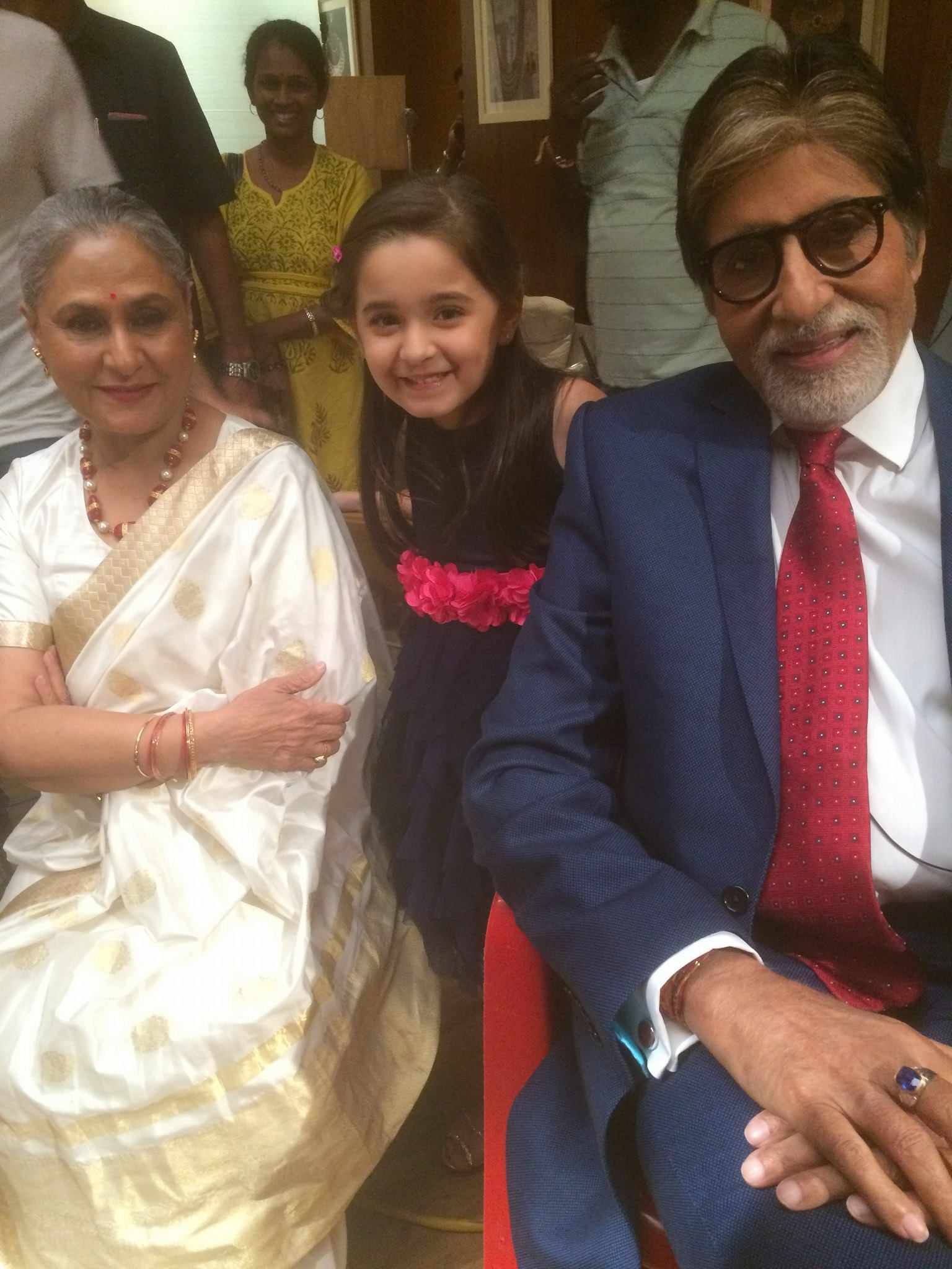Naisha Khanna with Amitabh Bachchan and Jaya Bachchan during the shoot of an advertisement