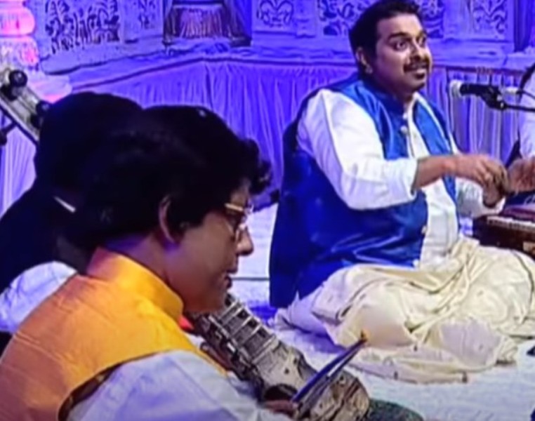 Pandit Anindo Chatterjee (in yellow) performing live with Shankar Mahadevan (in blue)